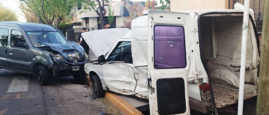 Fuerte choque entre dos utilitarias en Guaymallén: una no respetó el disco pare