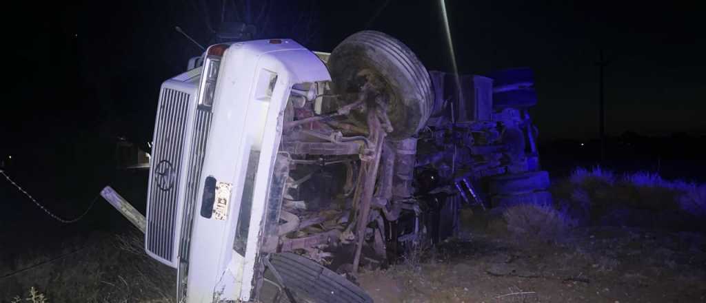 Fotos: un camión volcó al costado del camino en San Martín