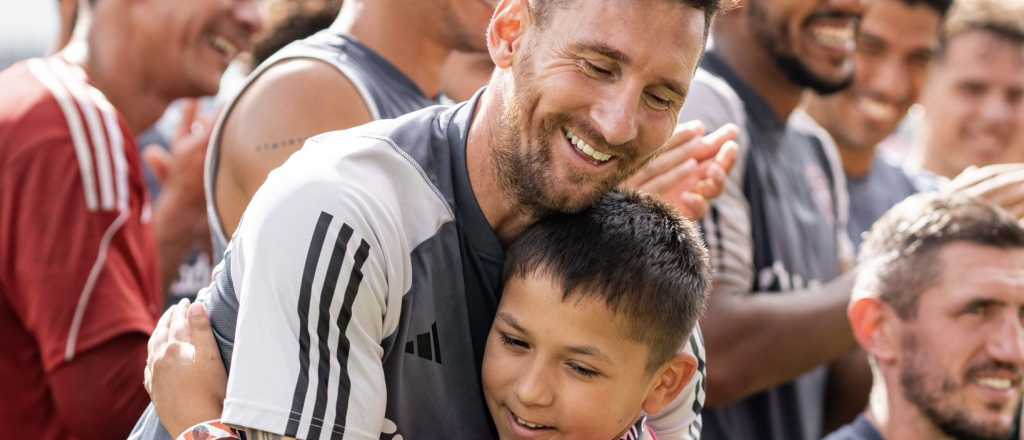 Emotivo encuentro entre Messi y un grupo de niños con enfermedades graves