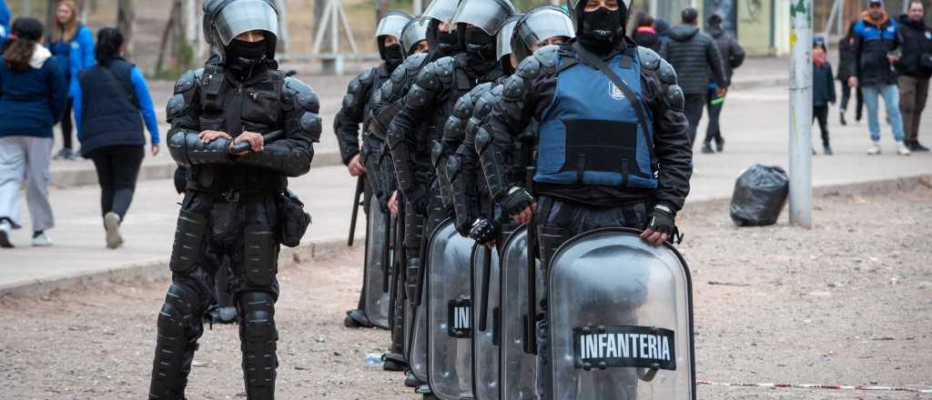 Operativo policial en el Parque San Martín por el partido del Tomba