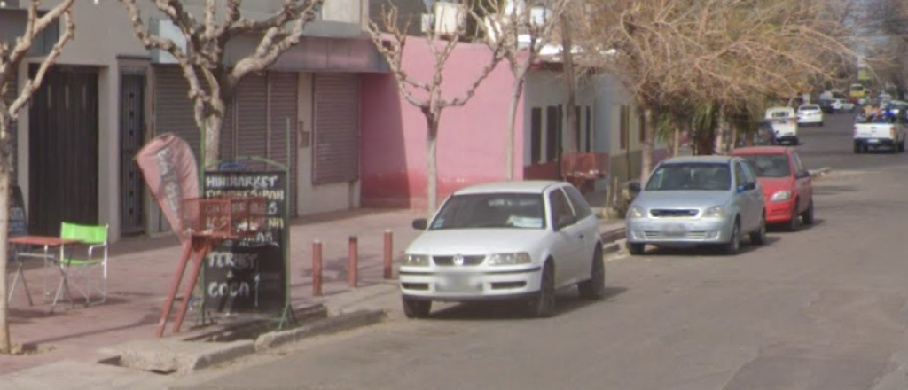 Salió de una despensa, se paró un auto y le robaron