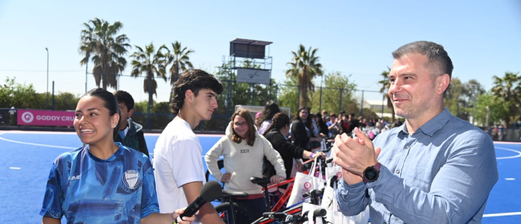 Godoy Cruz premió a estudiantes con bicicletas y tablets