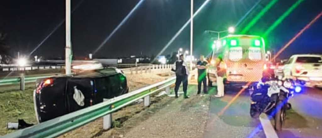 Un auto volcó y terminó en el separador de carriles en el Acceso Sur 