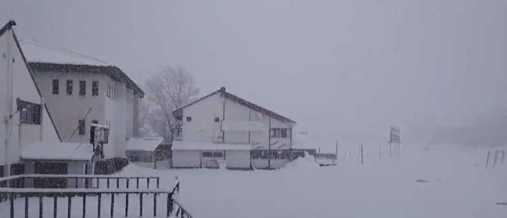 Mientras tanto, intensa nevada en la cordillera