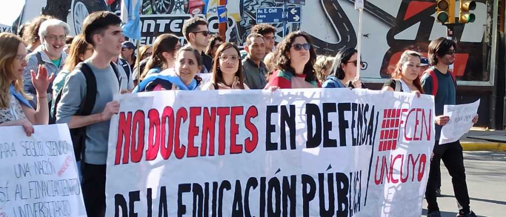 Referentes mendocinos presentes en la marcha universitaria