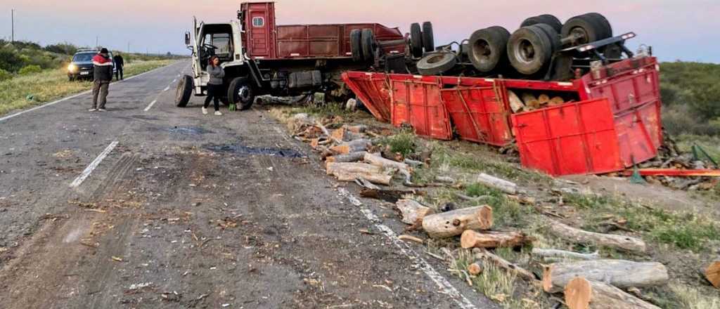 Un aparatoso vuelco y choque de camiones en el Sur provincial