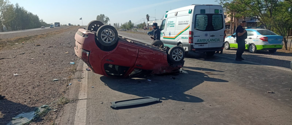 Una mujer volcó en su auto en el Acceso Este y hay dos chicos heridos