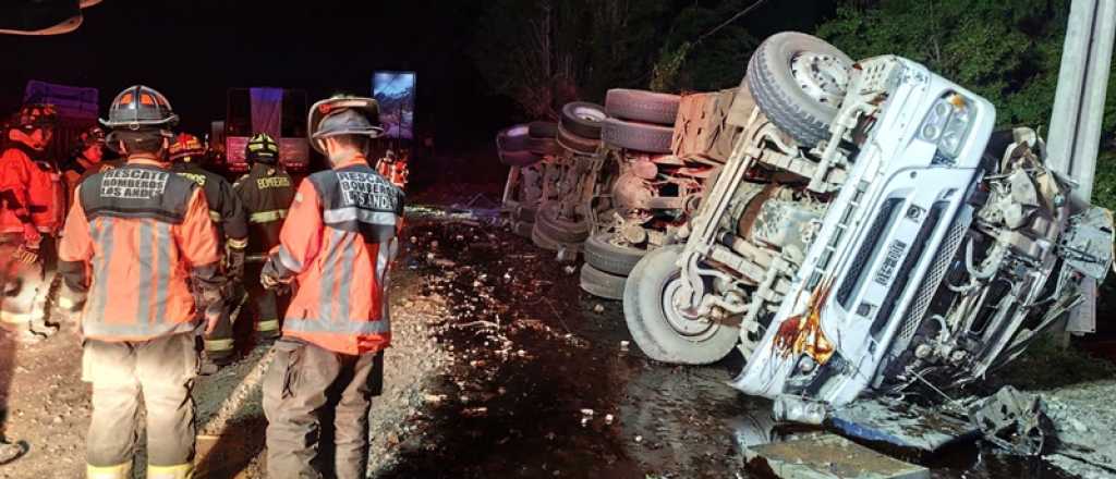 Un camionero argentino volcó en Chile y se encuentra hospitalizado