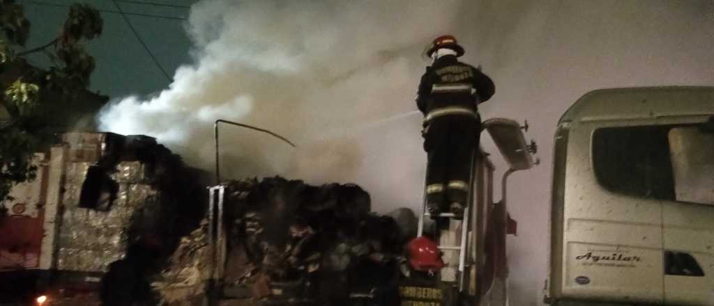 Fotos: se incendió la carga de un camión sobre el carril Urquiza