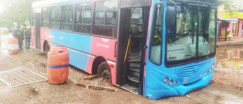 Un micro se enterró en un socavón provocado por la lluvia, en Ciudad