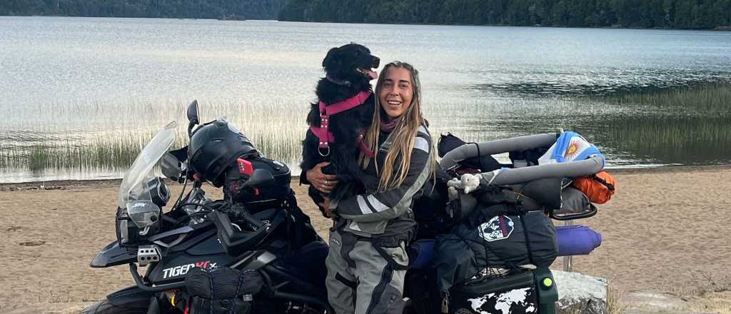 La travesía de una mendocina y su perrita que viajan en moto hacia Alaska