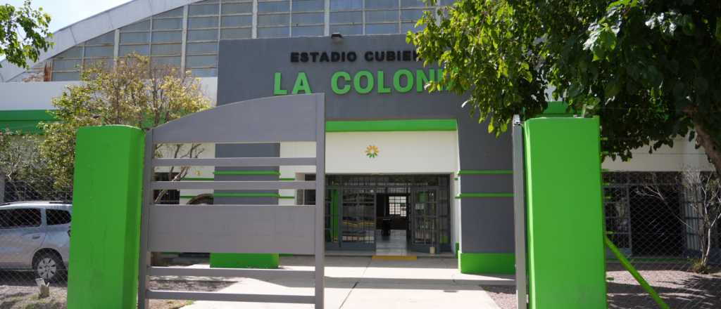 Por las lluvias, se cayó parte del techo del Polideportivo La Colonia, de Junín