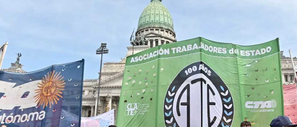 Empleados públicos deberán rendir un examen para seguir en el Estado 