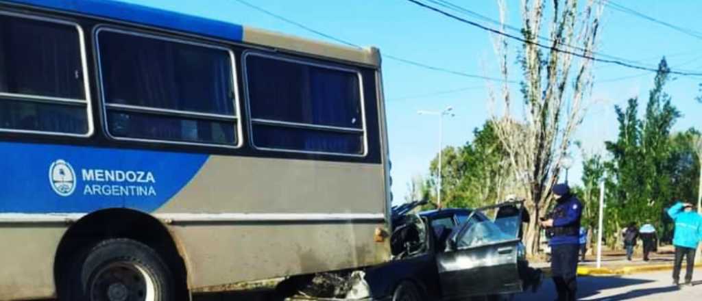 Un conductor borracho chocó contra un colectivo en San Martín