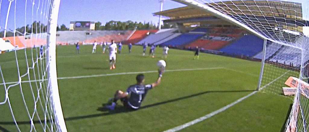 Video: quiso picar un penal, quedó en ridículo y lo festejó Godoy Cruz