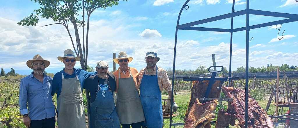 Los Tilos celebró su aniversario con un atractivo menú y música en vivo