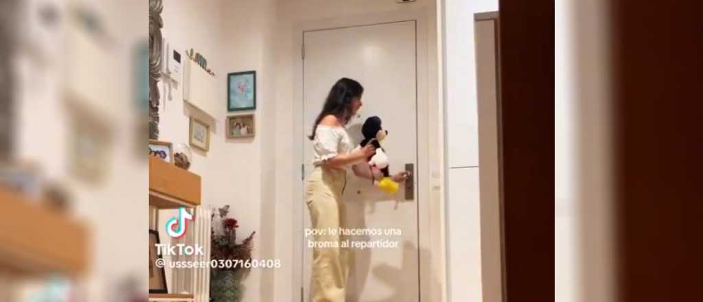 Video viral: la insólita broma de unas mujeres a un repartidor