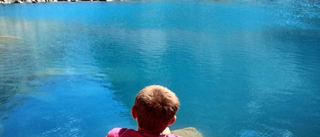 La laguna azul secreta en medio de la montaña en Mendoza