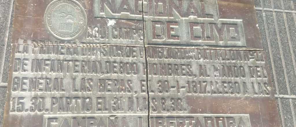 Dos chicos robaron una placa de bronce en Uspallata y su madre los denunció 