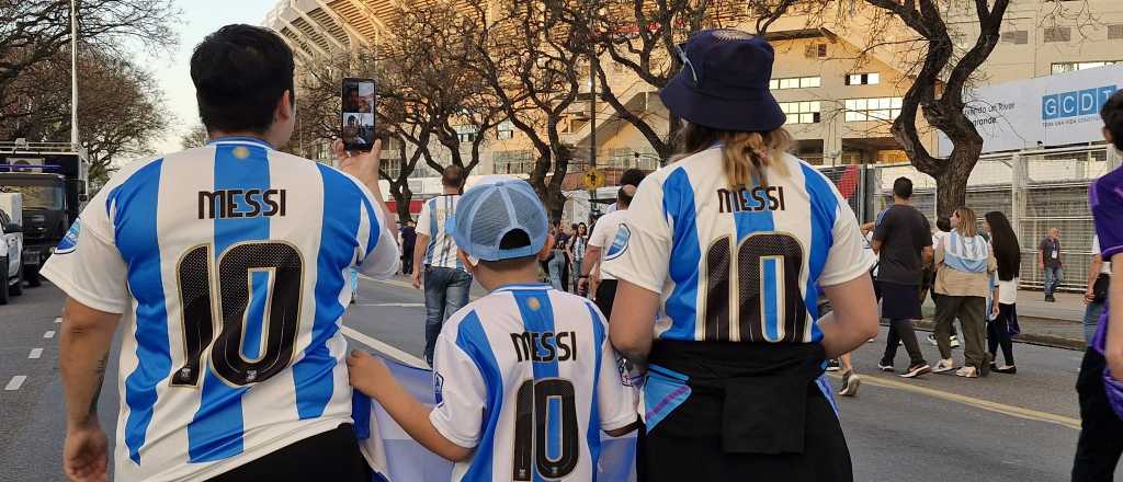 El capitán omnipresente: las camisetas de Messi coparon el Monumental 