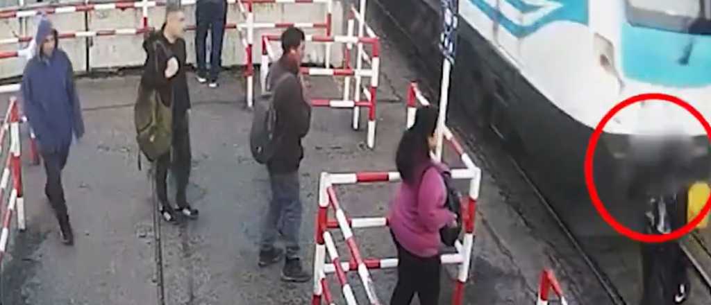 Video: por mirar el celular mientras caminaba, casi lo atropella el tren