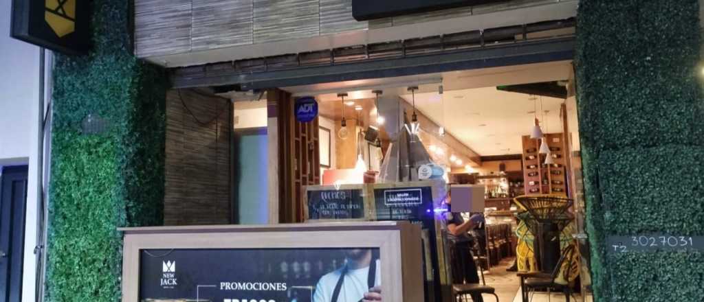 Robaron en un café de la Peatonal: el ladrón ingresó por un boquete