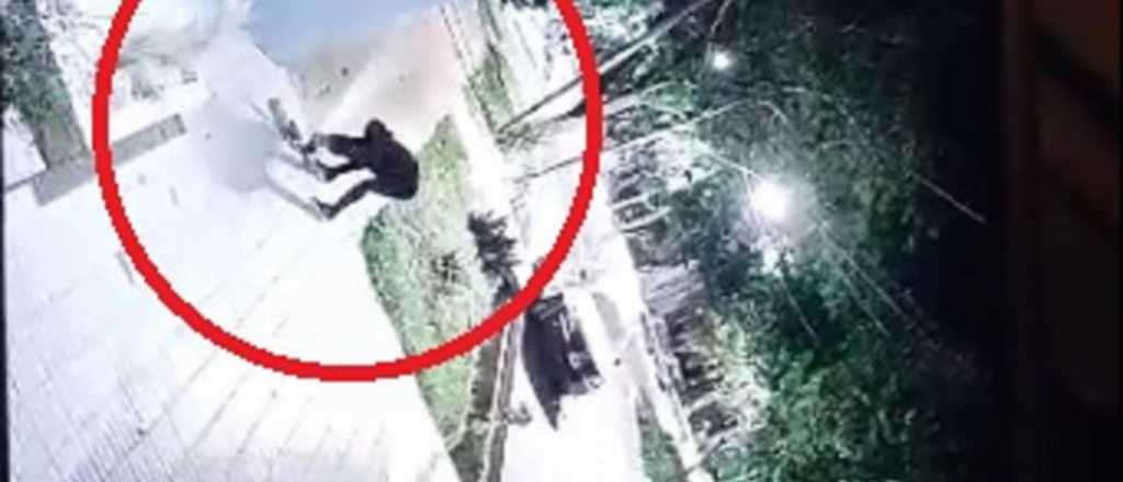 Video: intentaron robar un medidor en el Barrio Arizu y salió todo mal 