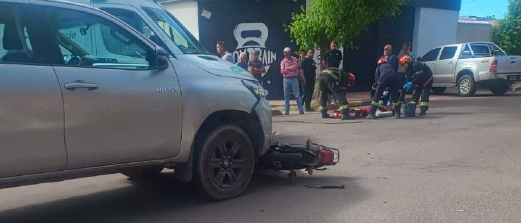 Fuerte choque en Luján: un motociclista quedó debajo de una camioneta