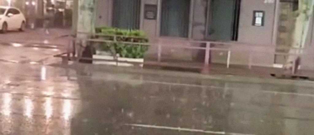 Llegó la tormenta al Gran Mendoza y cayó granizo