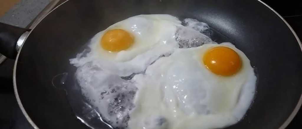 Cómo cocinar huevos fritos pero sin aceite