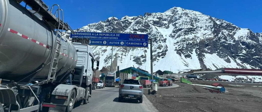 Siete kilómetros de fila de camiones para cruzar a Chile