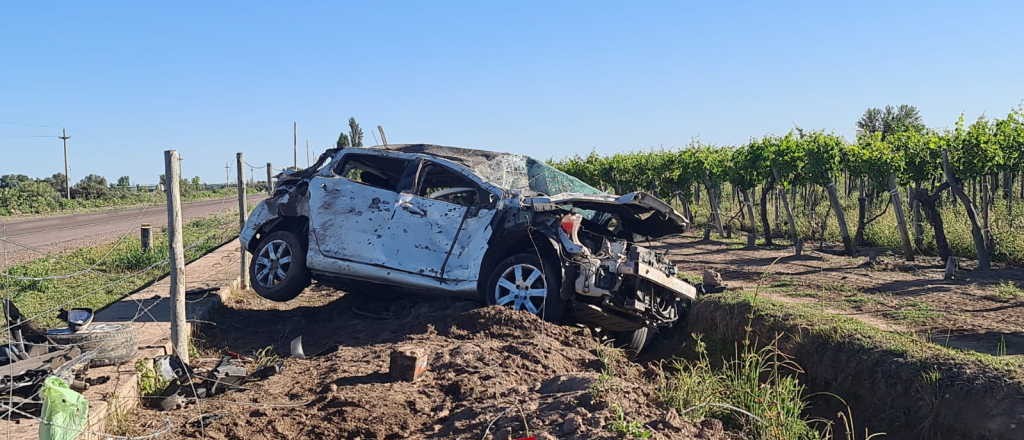 Conducía peligrosamente, no se detuvo con la Policía y volcó en el campo