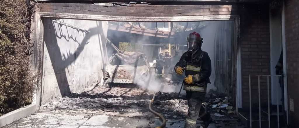 Fotos: incendio en una casa en Chacras de Coria destruyó dos autos