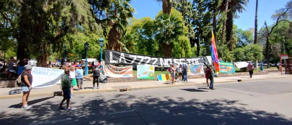 Mini protesta y el nuevo "hitazo" antiminero frente a la Legislatura