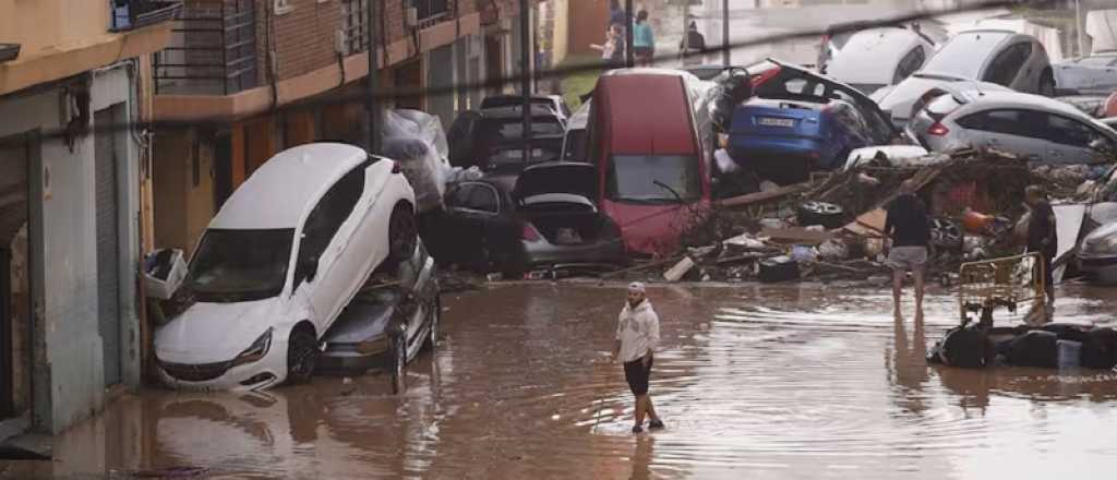 Videos: casi un centenar de muertos en Valencia por las inundaciones