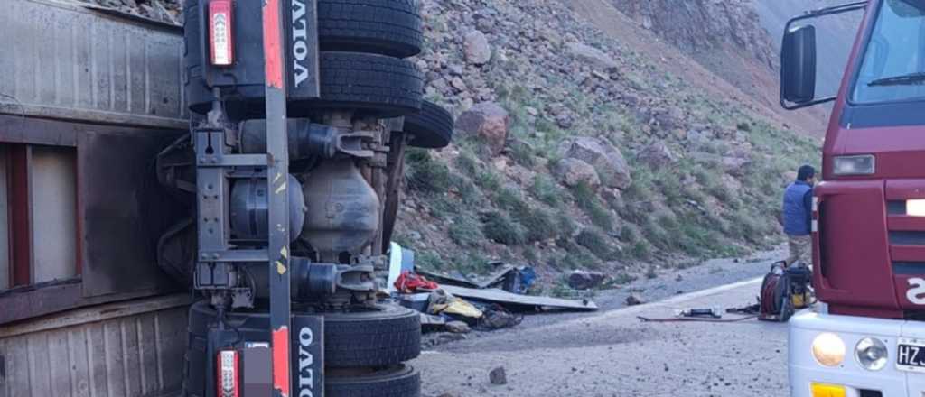 Fotos: un camión que transportaba palta y frutas volcó en Alta Montaña