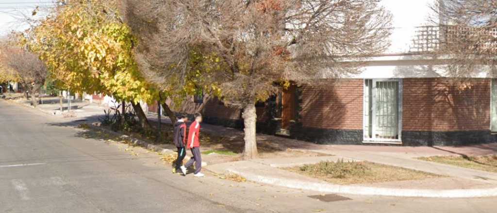 La amenazaron con un arma y la obligaron a bajarse del auto para robárselo