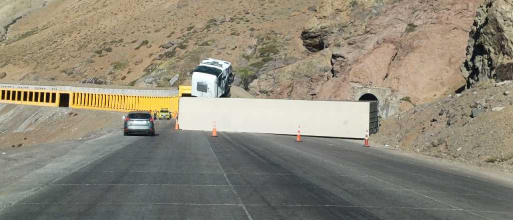 Un camión volcó antes de llegar al Túnel Cristo Redentor