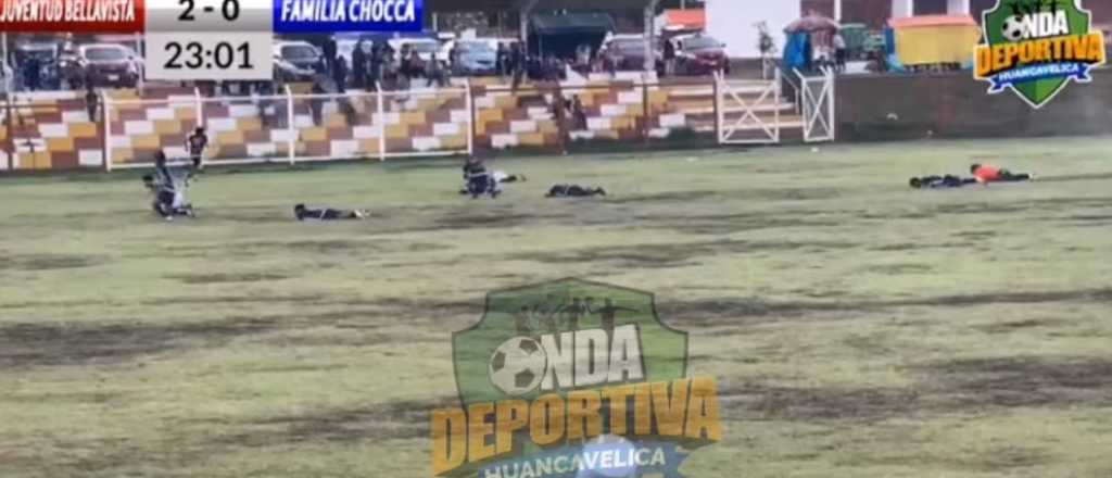 Video: un rayo cayó en la cancha, mató a un jugador e hirió a otros