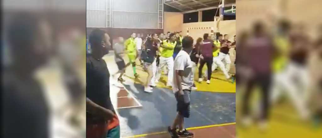 Un padre golpeó a un árbitro en un partido de futsal mendocino