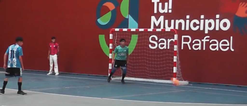 Un padre golpeó a un árbitro en un partido de futsal mendocino