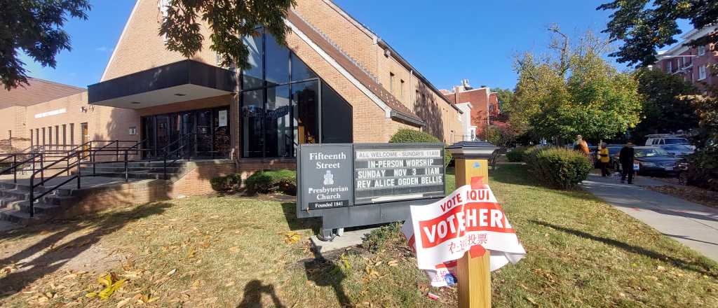 "In God We Trust": cómo es votar dentro de una iglesia en EEUU