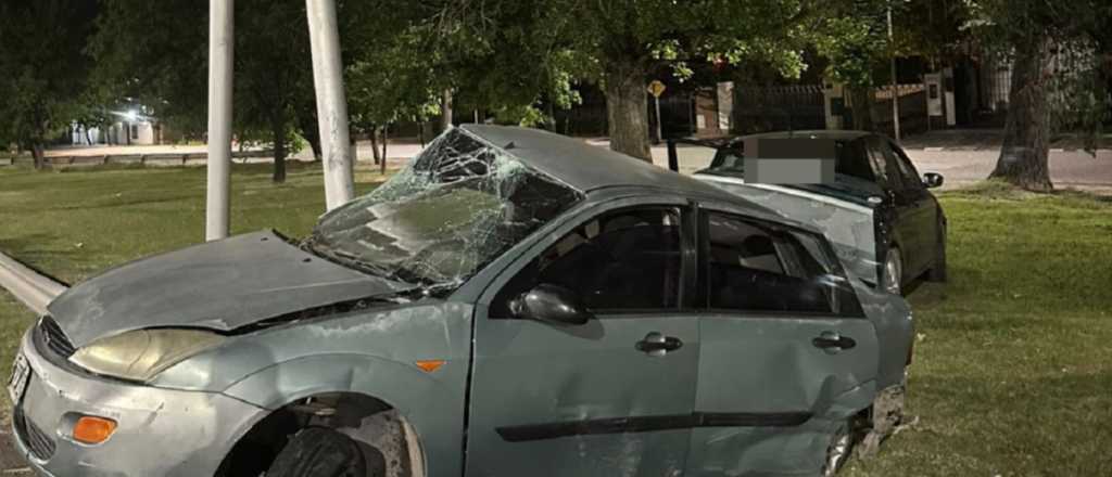 Se le reventó la cubierta y chocó contra un poste de luz en el Acceso Sur