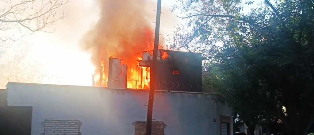 Se incendió una casa en Las Heras y los vecinos rescataron al perro