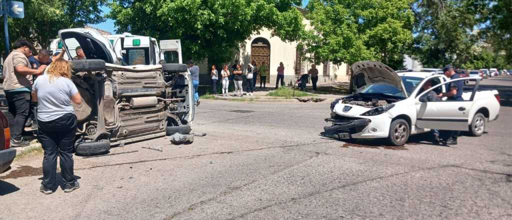 Choque, vuelco y heridos en el centro de San Rafael