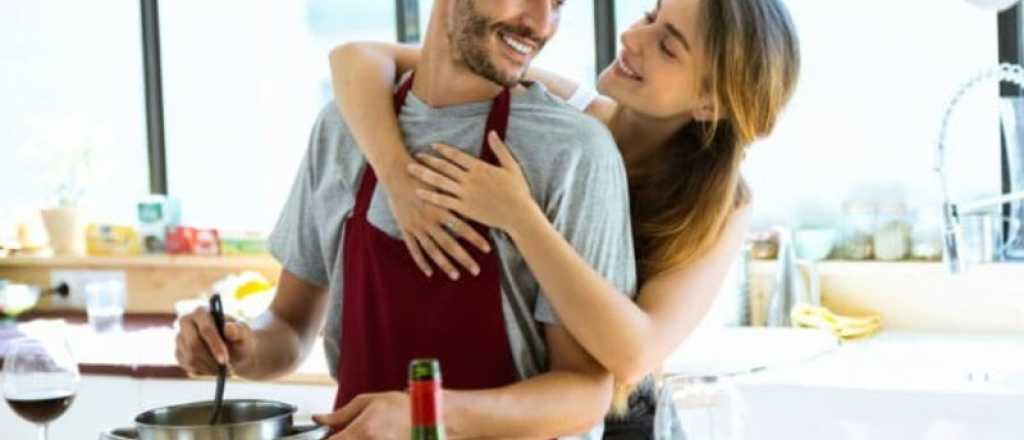 Cocinar en pareja: tips para fortalecer la relación en la cocina