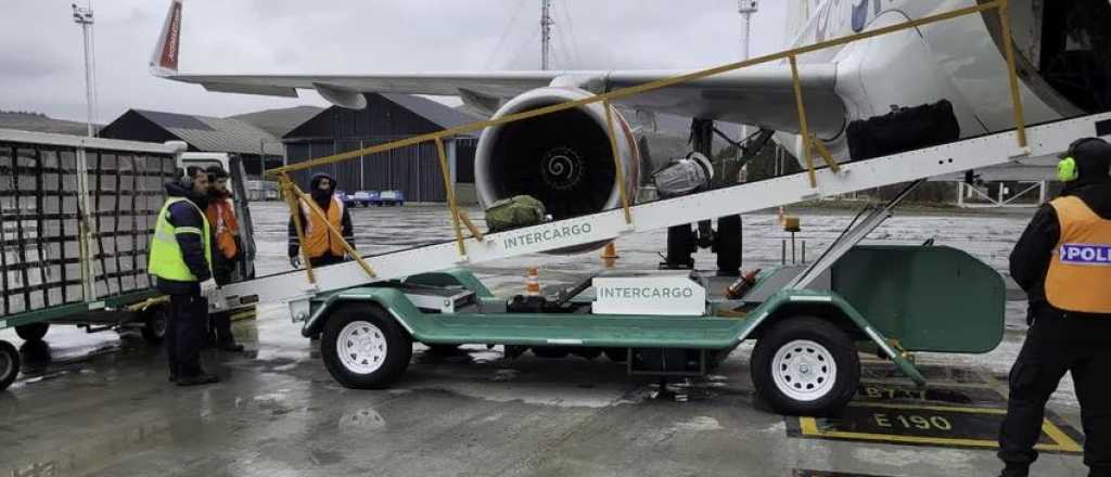 El Gobierno permite a la Policía intervenir y que baje las valijas de los aviones