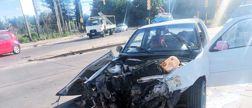 Llevaba sus hijos a la escuela y lo chocó un sodero que habría pasado en rojo