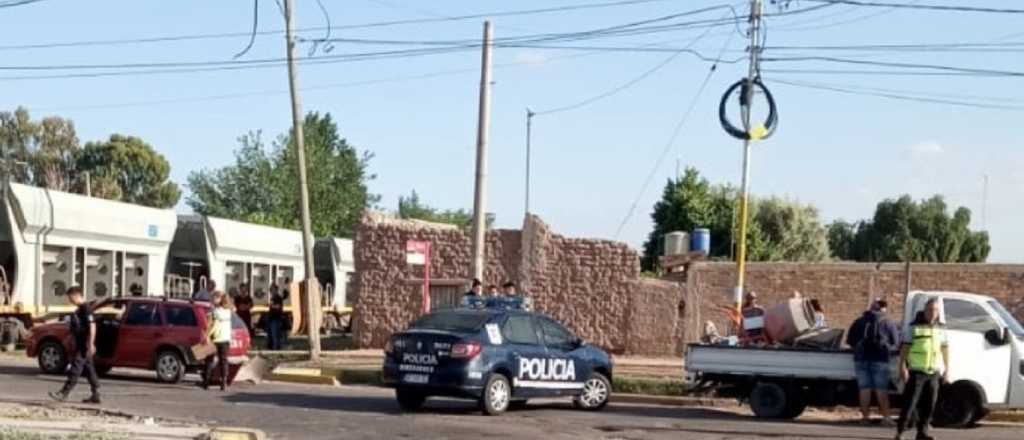 Aparatoso choque entre un tren, un auto y un camión en Maipú