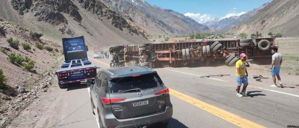 Impresionante vuelco de un camión en ruta7, antes de Punta de Vacas